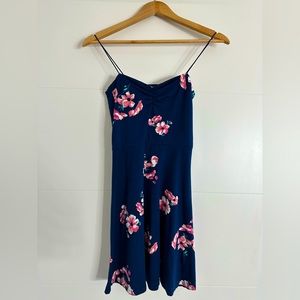 This summer dress hugs the body and is very comfortable to wear.
